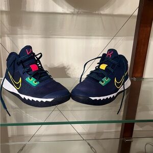 Like New! Nike boys size 6 Kyrie Irving basketball sneakers